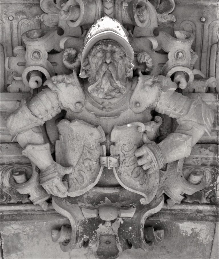 Stuckfigur an Gebäude Dresden